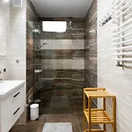 Przystanek דירה *